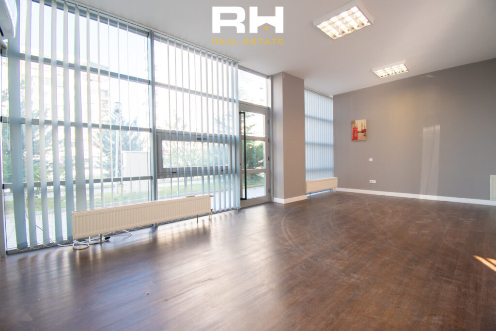 Lokali 90m² me #QIRA në objektin e “Nartel Exin”, në Emshir.