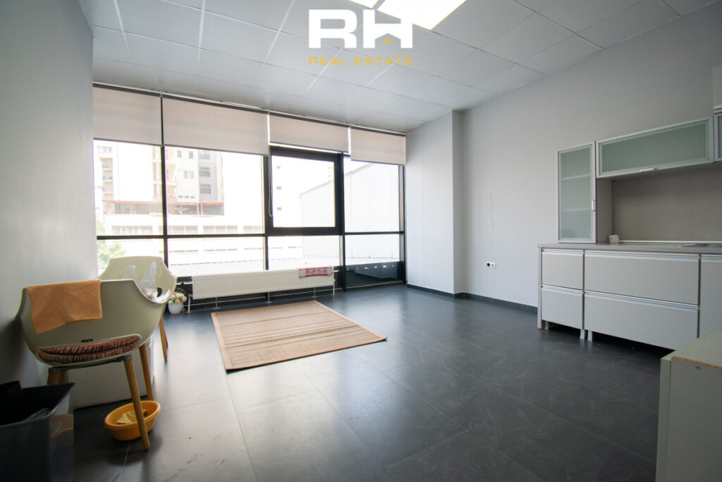 Lokal 218.6m² me #QIRA në Fushë Kosovë.