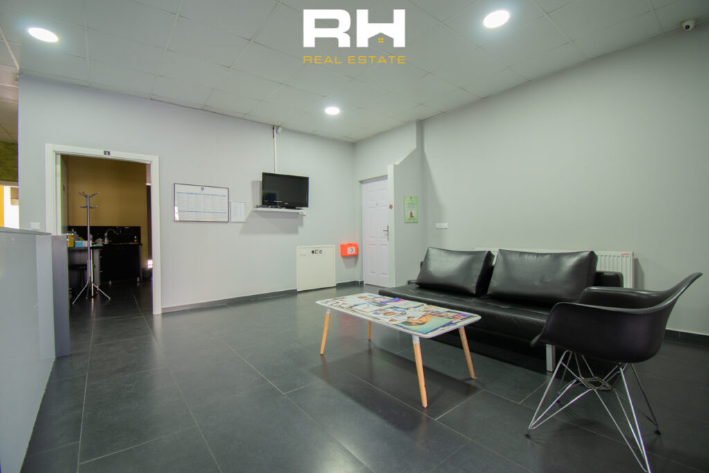 Lokal 218.6m² me #QIRA në Fushë Kosovë.