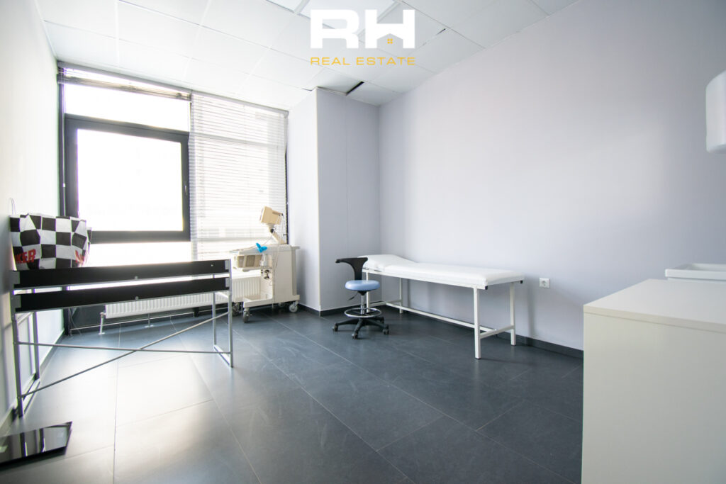 Lokal 218.6m² me #QIRA në Fushë Kosovë.