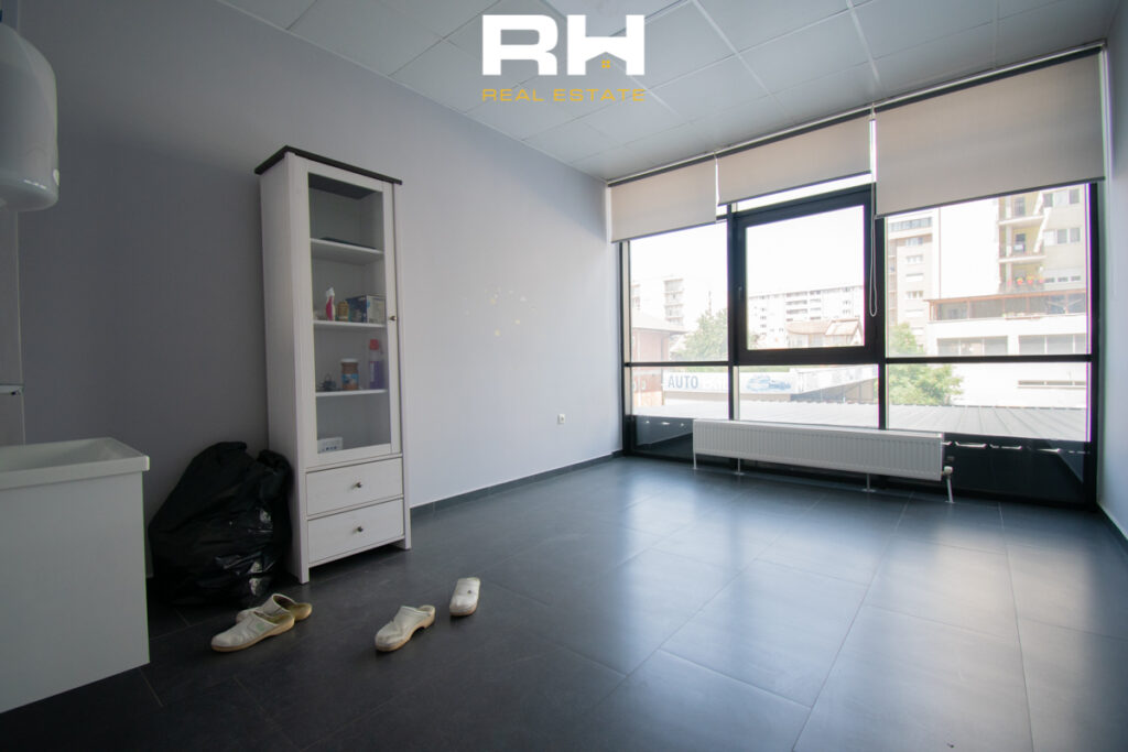 Lokal 218.6m² me #QIRA në Fushë Kosovë.