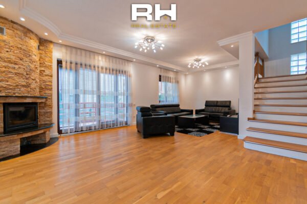 Shtëpi 204m² + 50m² në #SHITJE në Lagjen Nic