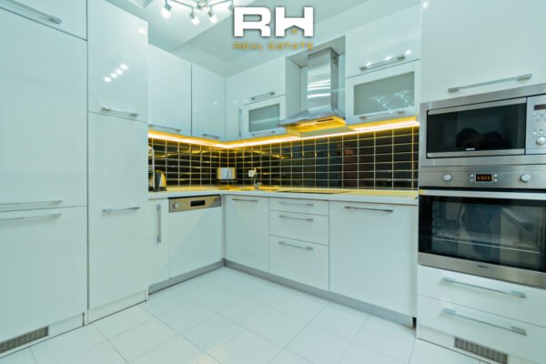 Shtëpi 204m² + 50m² në #SHITJE në Lagjen Nic