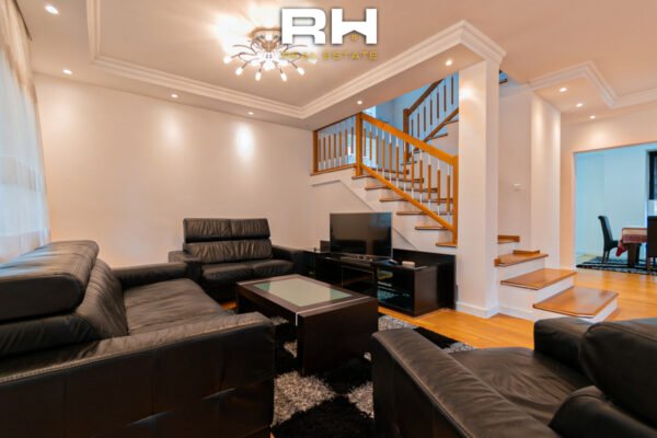 Shtëpi 204m² + 50m² në #SHITJE në Lagjen Nic