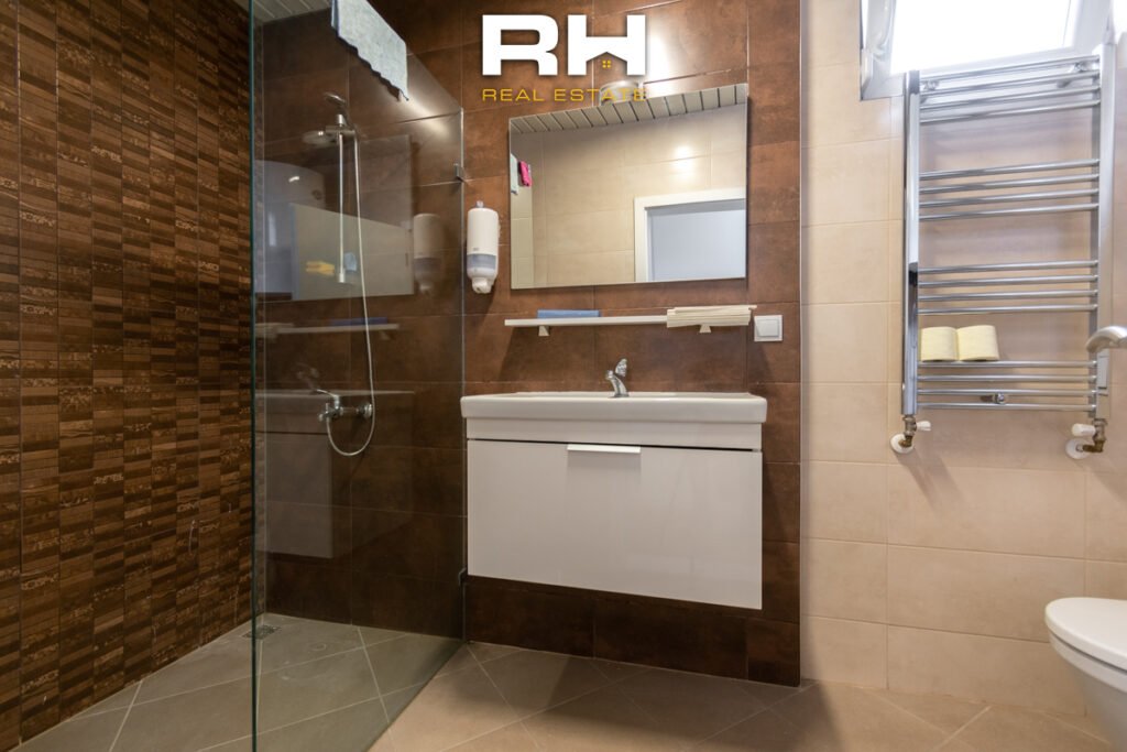 Banesa – Zyre 156m² me QIRA në Aktash