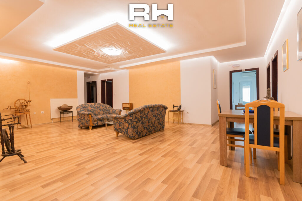 Objekt 1100m² me #QIRA në Kodra e Trimave