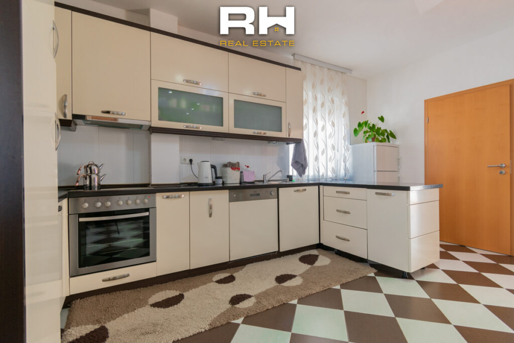 Shtëpi 220m² në SHITJE në Matiçan