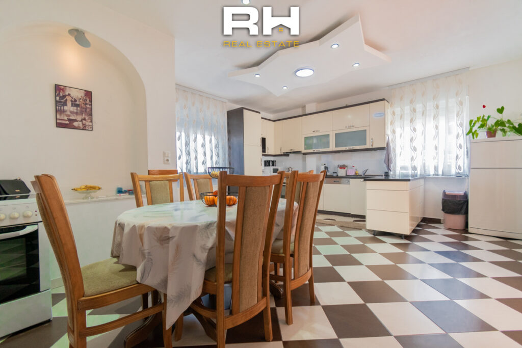 Shtëpi 220m² në SHITJE në Matiçan