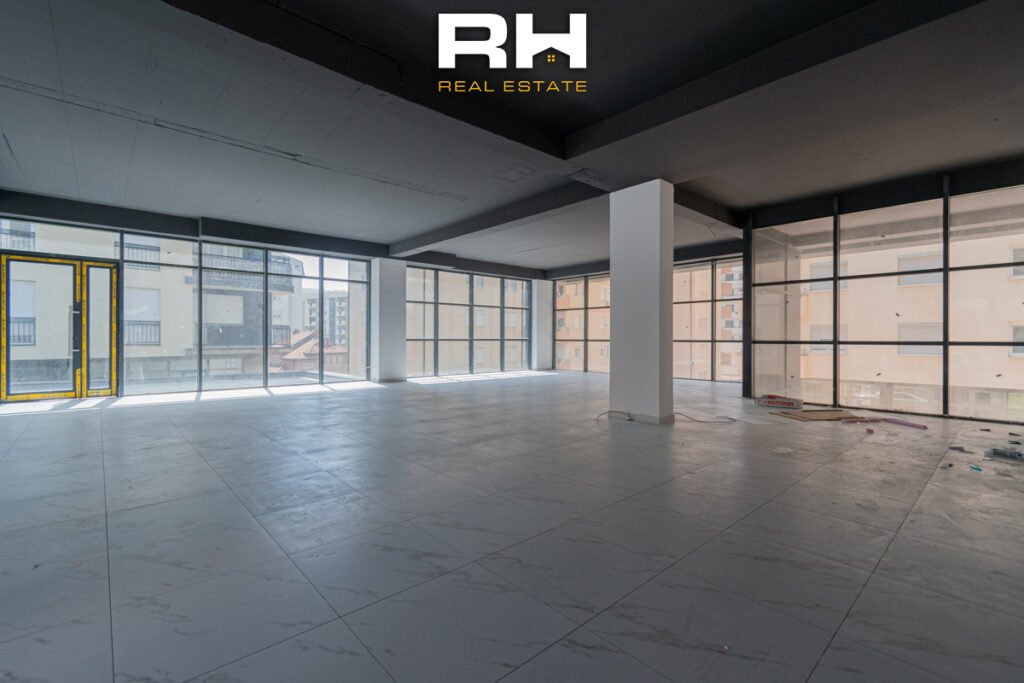 Lokal 160m² + 150m² me #QIRA ose në SHITJE te Mati 1