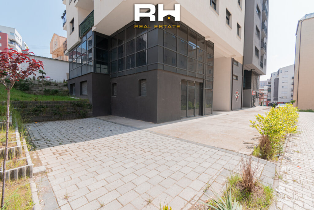 Lokal 205m² + 100m² me #QIRA ose në SHITJE te Mati 1