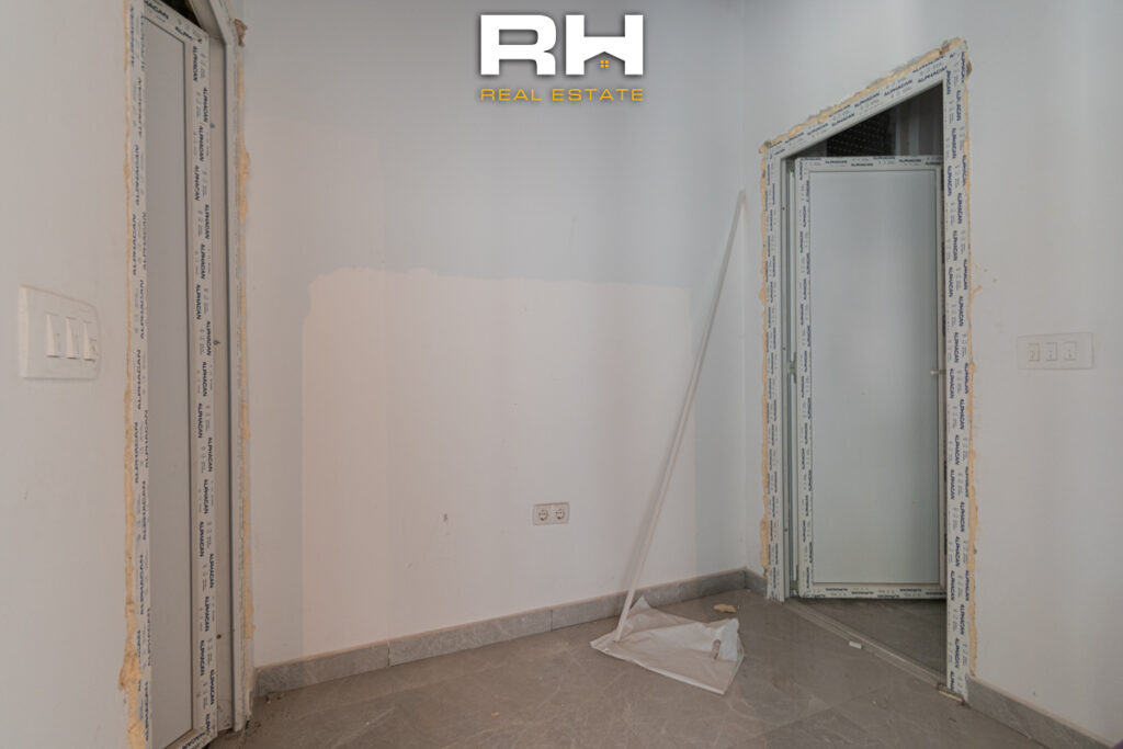 Lokal 205m² + 100m² me #QIRA ose në SHITJE te Mati 1