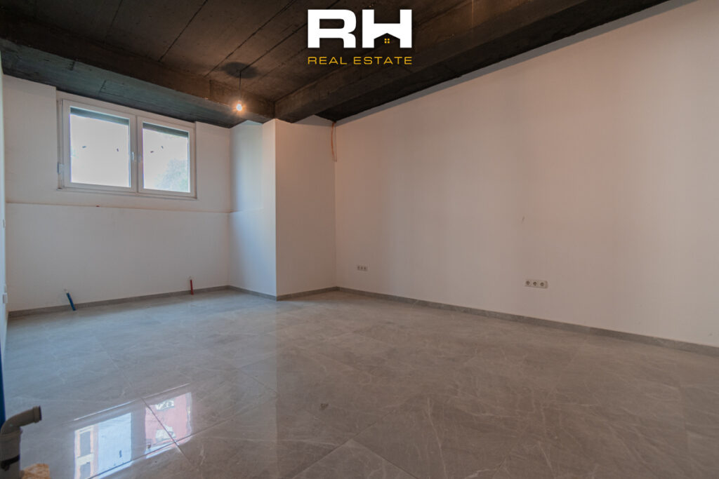 Lokal 205m² + 100m² me #QIRA ose në SHITJE te Mati 1