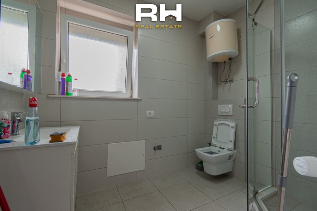 Banesë – Zyre 65m² me #QIRA në Qendër