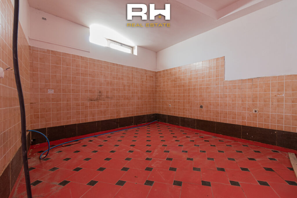 Lokal 180m² + 115m² me #QIRA në Bregun e Diellit