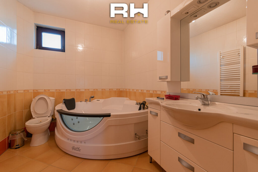 Shtëpi 422m² në SHITJE në Mati 2
