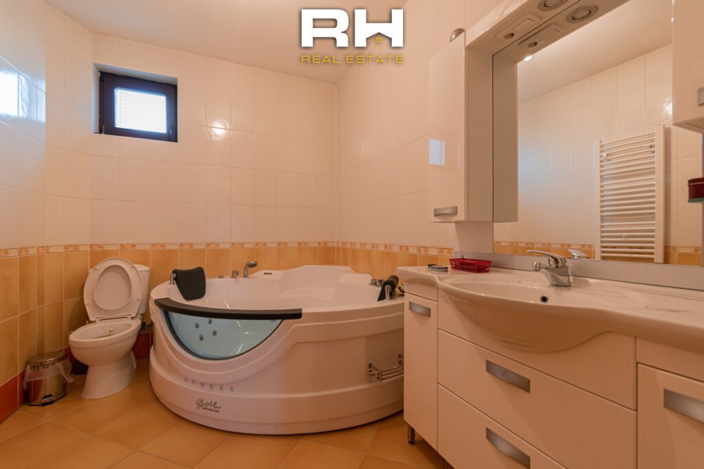 Shtëpi 422m² me #QIRA në Mati 2