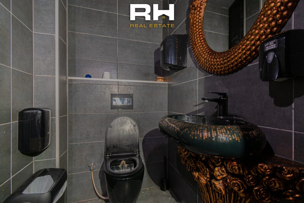 Lokal 168m² + 200m² terasë me #QIRA në Bregun e Diellit