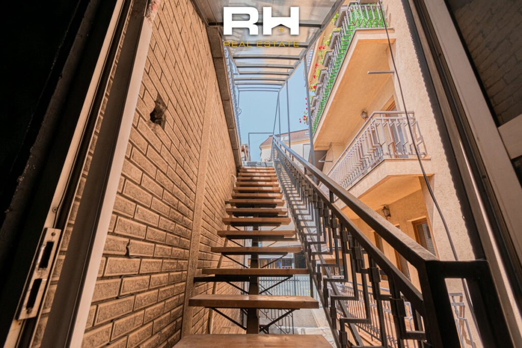Lokal 168m² + 200m² terasë me #QIRA në Bregun e Diellit