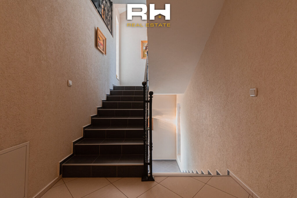 Shtëpi 422m² në SHITJE në Mati 2
