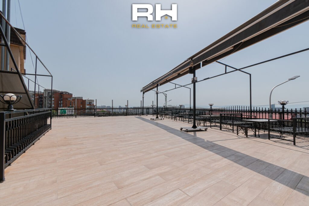 Lokal 168m² + 200m² terasë me #QIRA në Bregun e Diellit