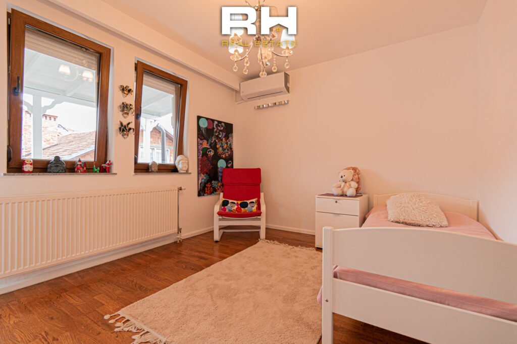 Shtëpi 420m² me #QIRA në Sofali