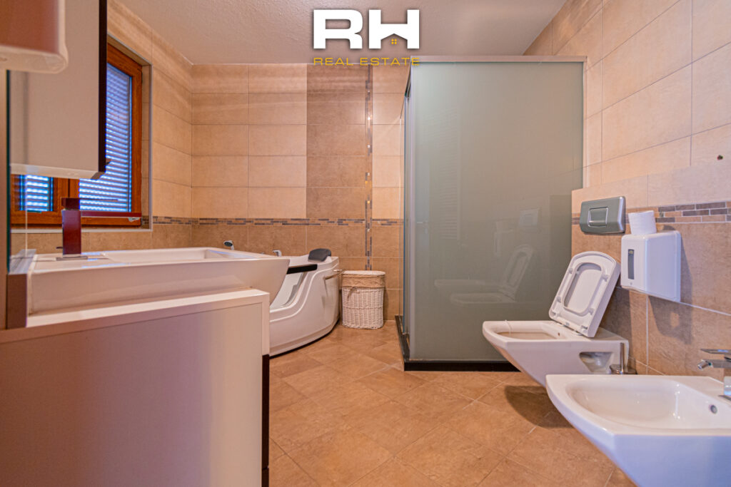 Shtëpi 600m² me #QIRA në Sofali