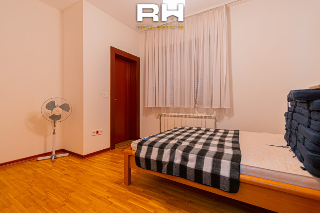 Shtëpi 600m² me #QIRA në Sofali