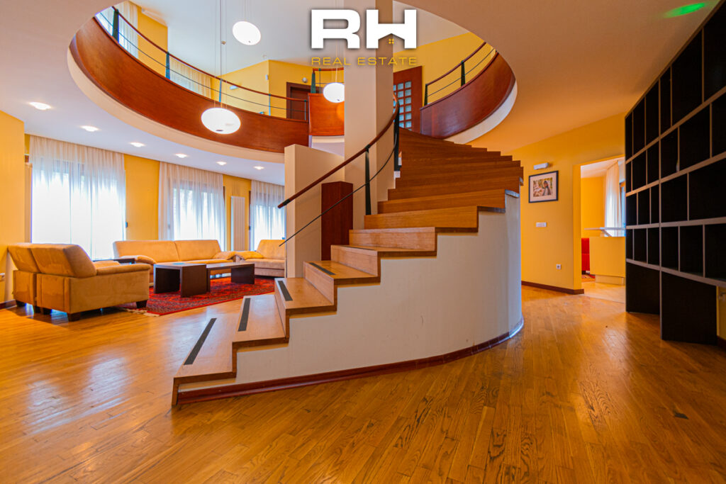 Shtëpi 600m² me #QIRA në Sofali