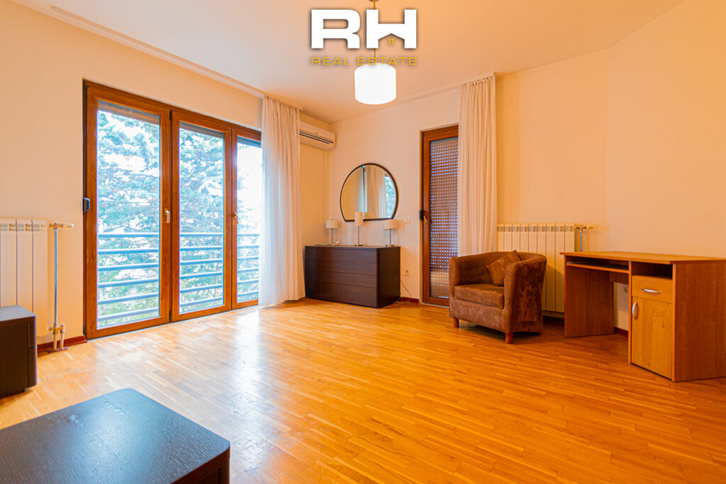 Shtëpi 600m² me #QIRA në Sofali