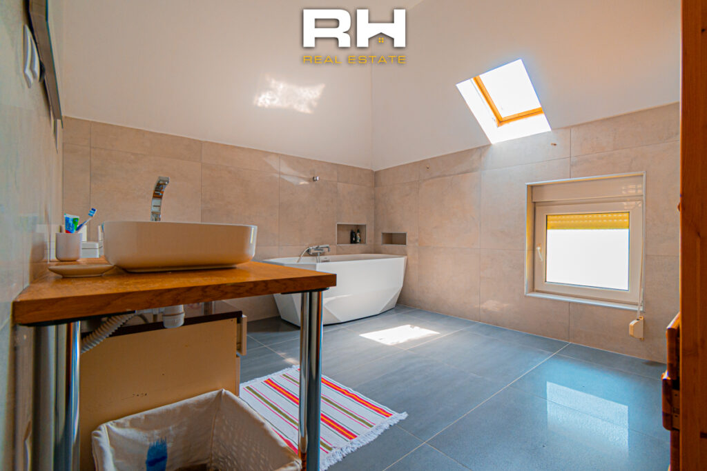 Shtëpi 320m² në SHITJE në Sofali