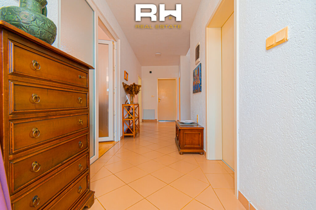 Shtëpi 320m² në SHITJE në Sofali