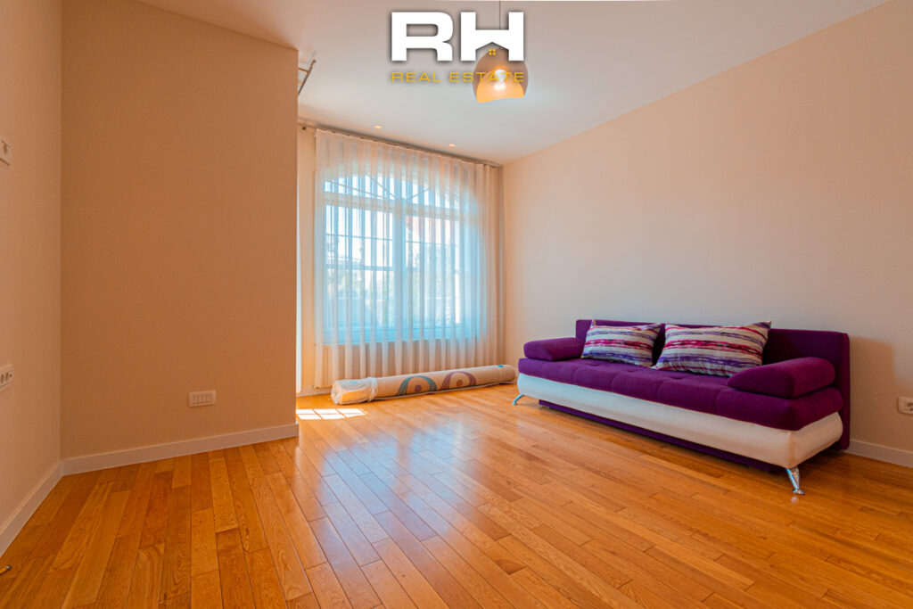 Shtëpi 275m² me #QIRA në Fshatin Ndërkombëtar