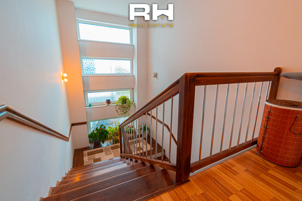 Shtëpi 237m² me #QIRA në Veternik