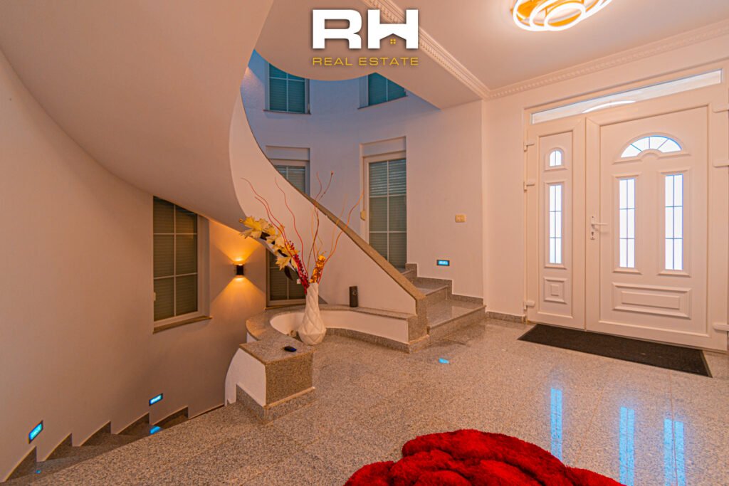 Shtëpi 345m² me #QIRA në Hajvali