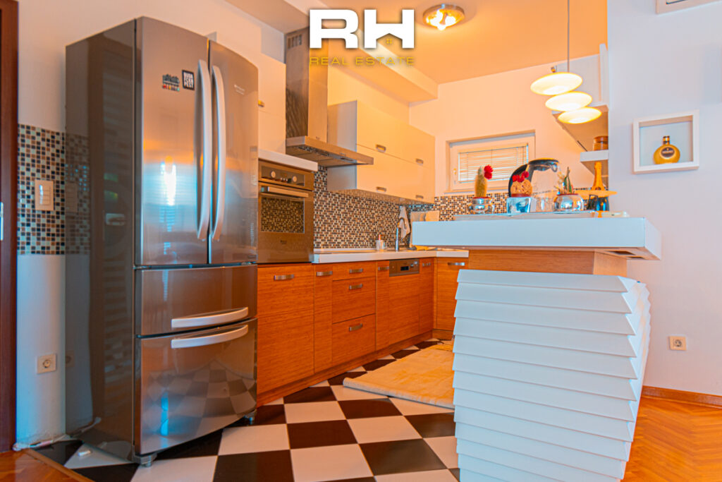 Shtëpi 237m² me #QIRA në Veternik