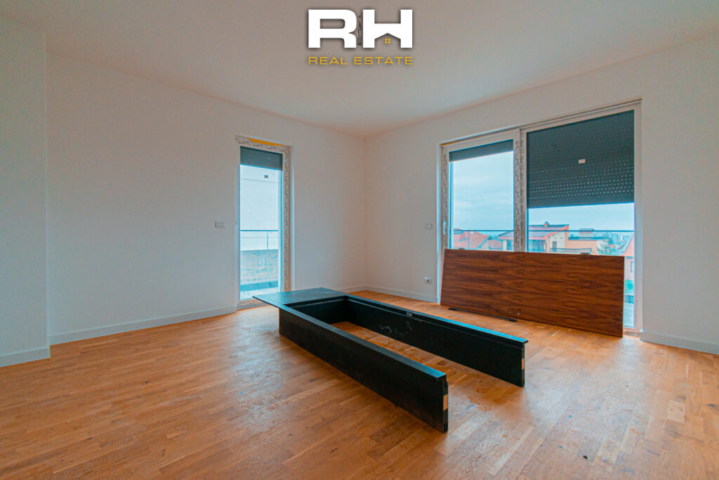 Shtëpi 375m² në SHITJE në City Home, Matiçan
