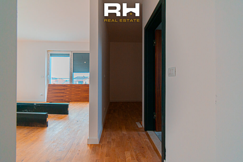 Shtëpi 375m² në SHITJE në City Home, Matiçan