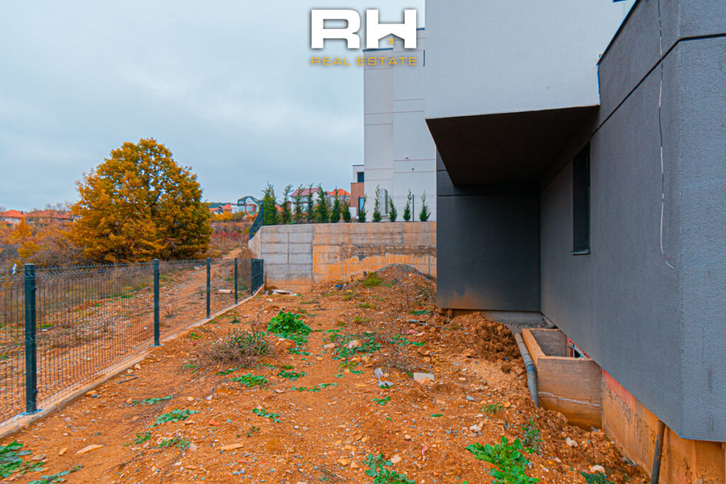 Shtëpi 375m² në SHITJE në City Home, Matiçan