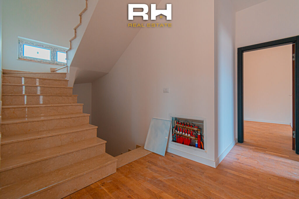 Shtëpi 375m² në SHITJE në City Home, Matiçan