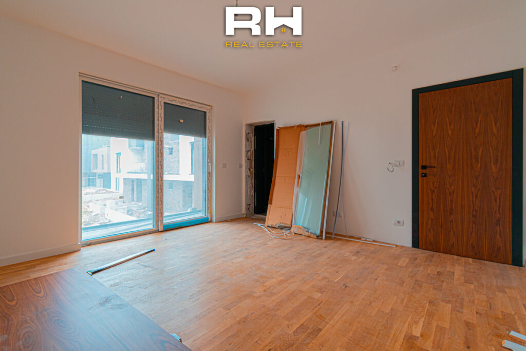 Shtëpi 375m² në SHITJE në City Home, Matiçan
