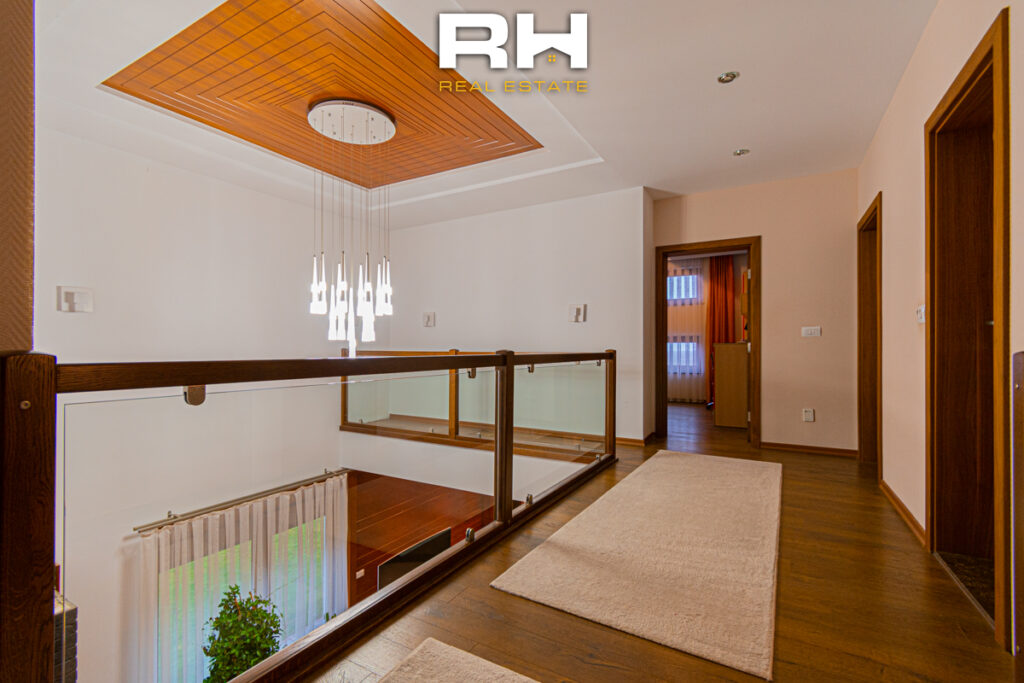 Shtëpi 310m² + 50m² në SHITJE në Marigona Residence