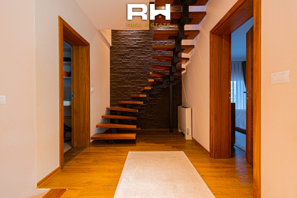 Shtëpi 310m² + 50m² në SHITJE në Marigona Residence