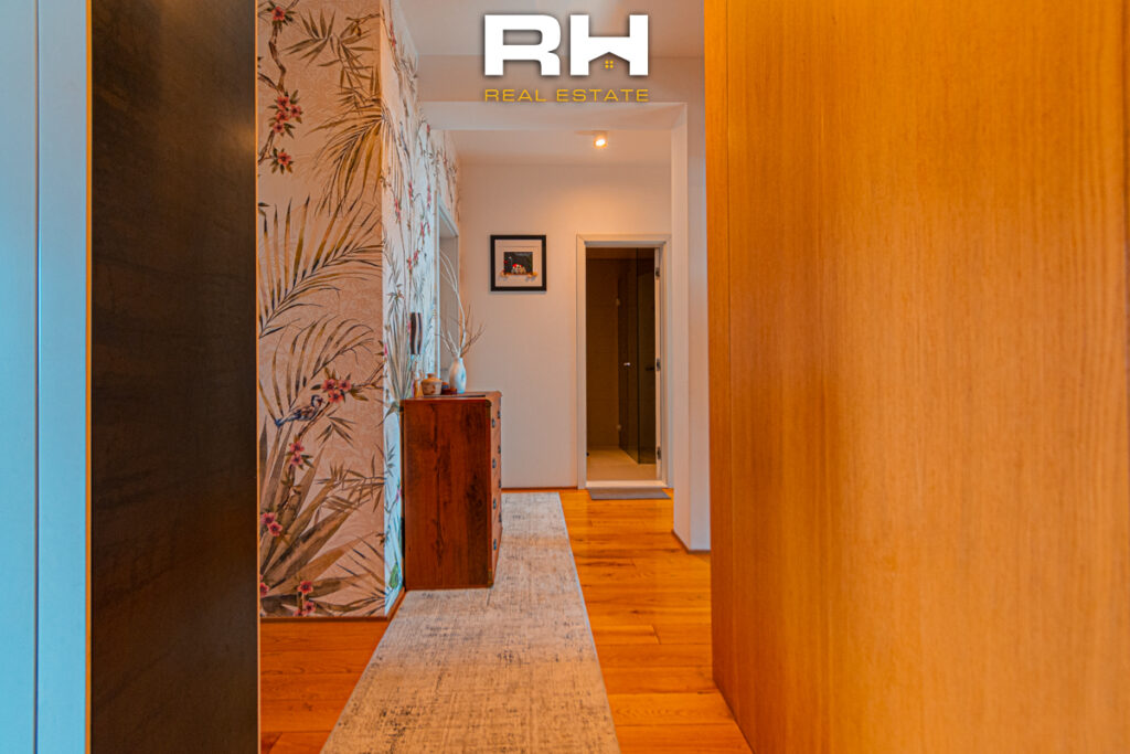 Penthouse 157m² + 30m² në SHITJE në Emshir