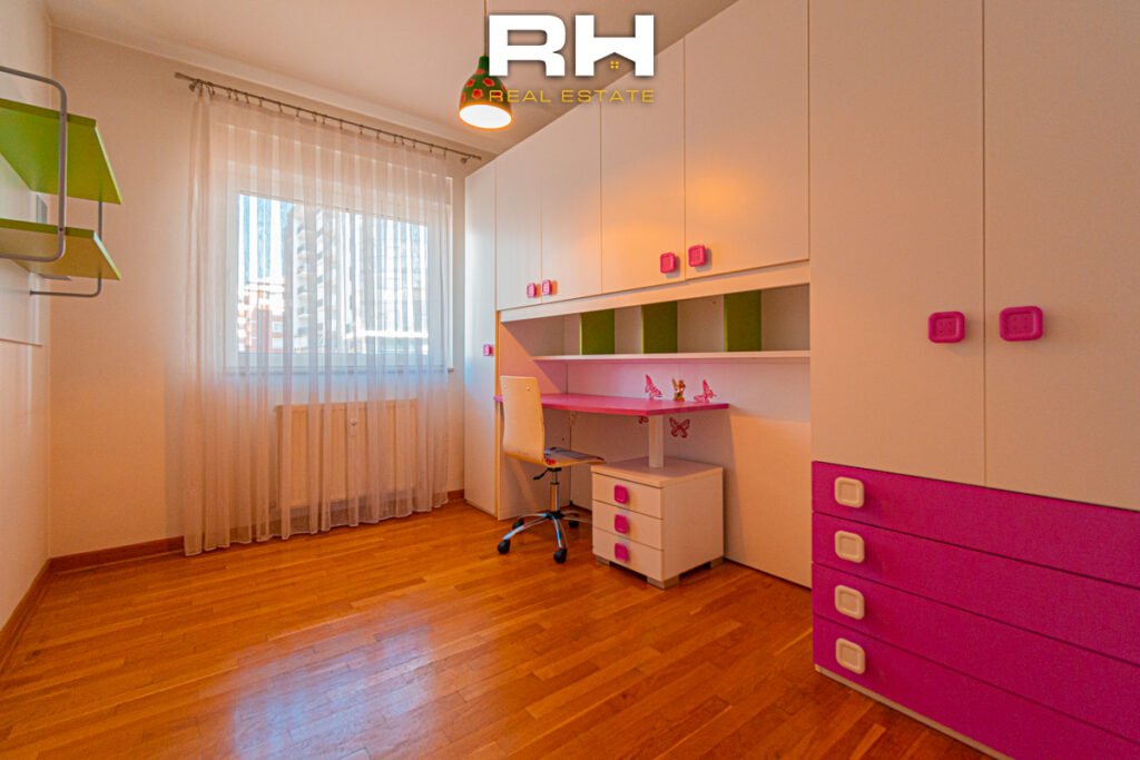 Banesë 180m² me #QIRA te Rruga C