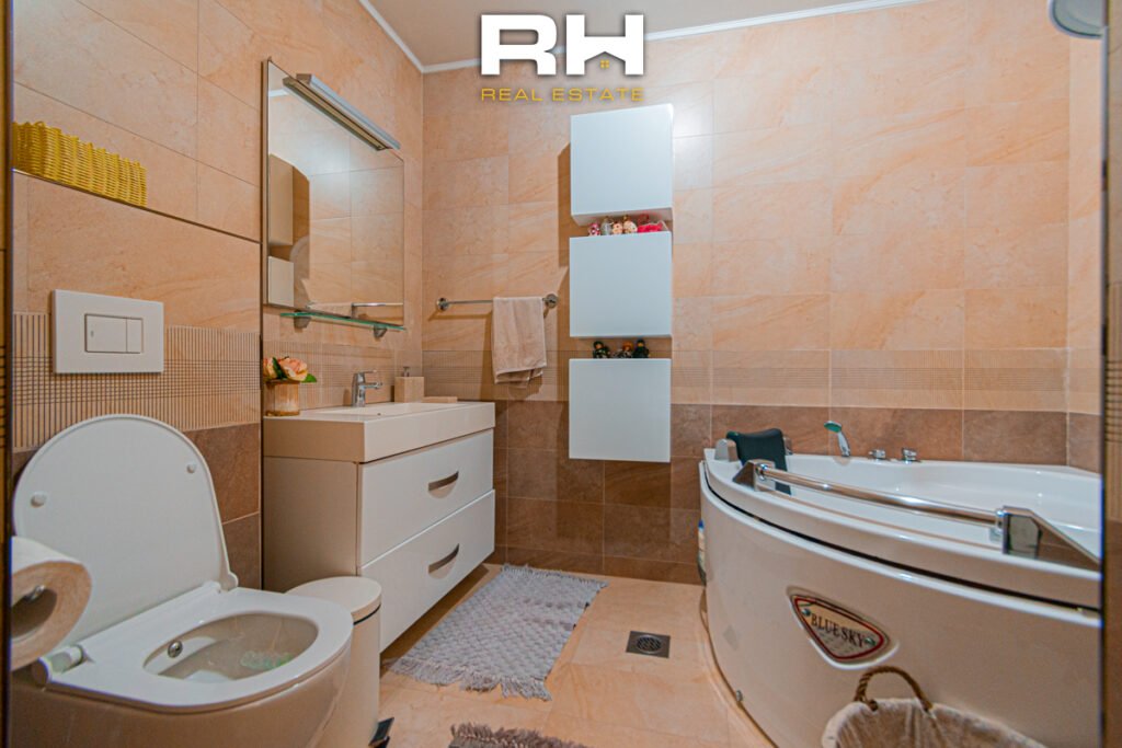 Banesë 180m² me #QIRA te Rruga C