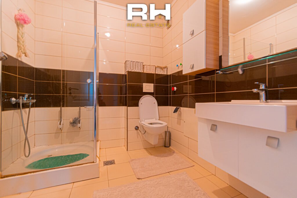 Banesë 180m² me #QIRA te Rruga C