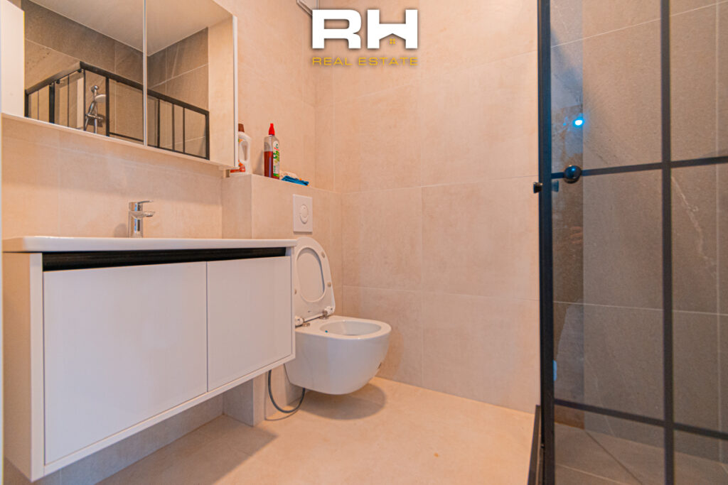 Banesë – Zyre 70m² me #QIRA në Bregun e Diellit