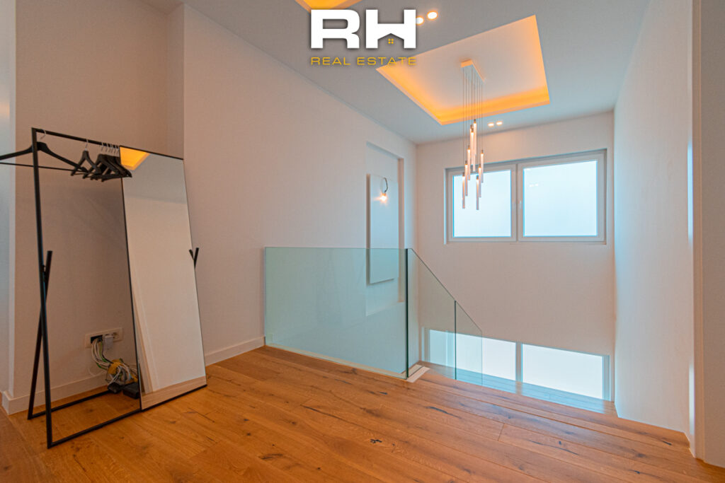Penthouse Duplex 255m² me #QIRA në Emshir