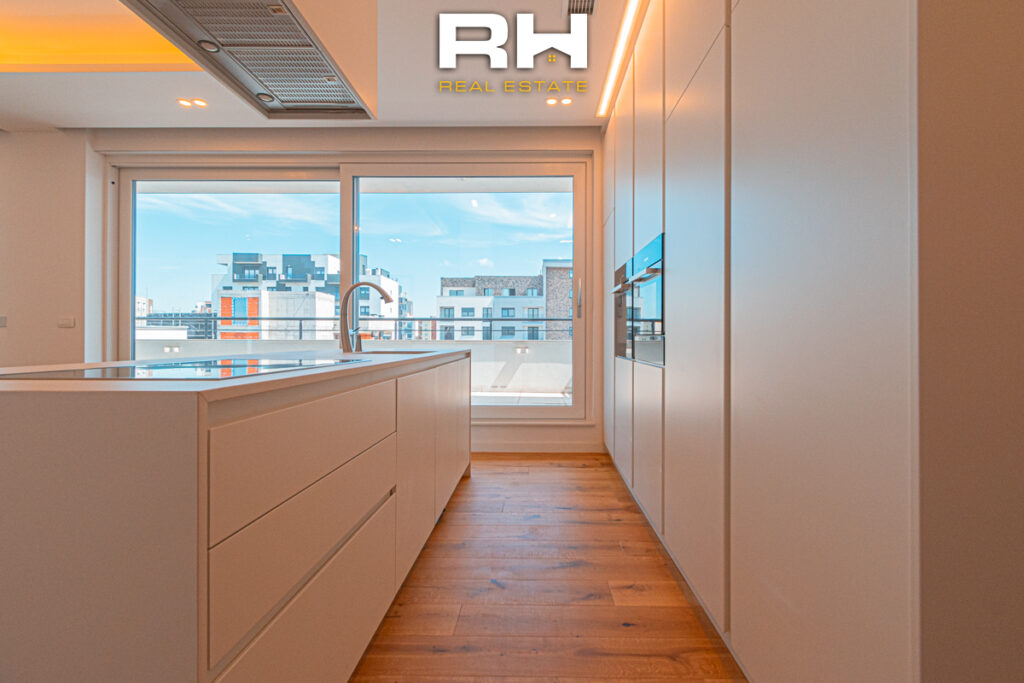 Penthouse Duplex 255m² me #QIRA në Emshir