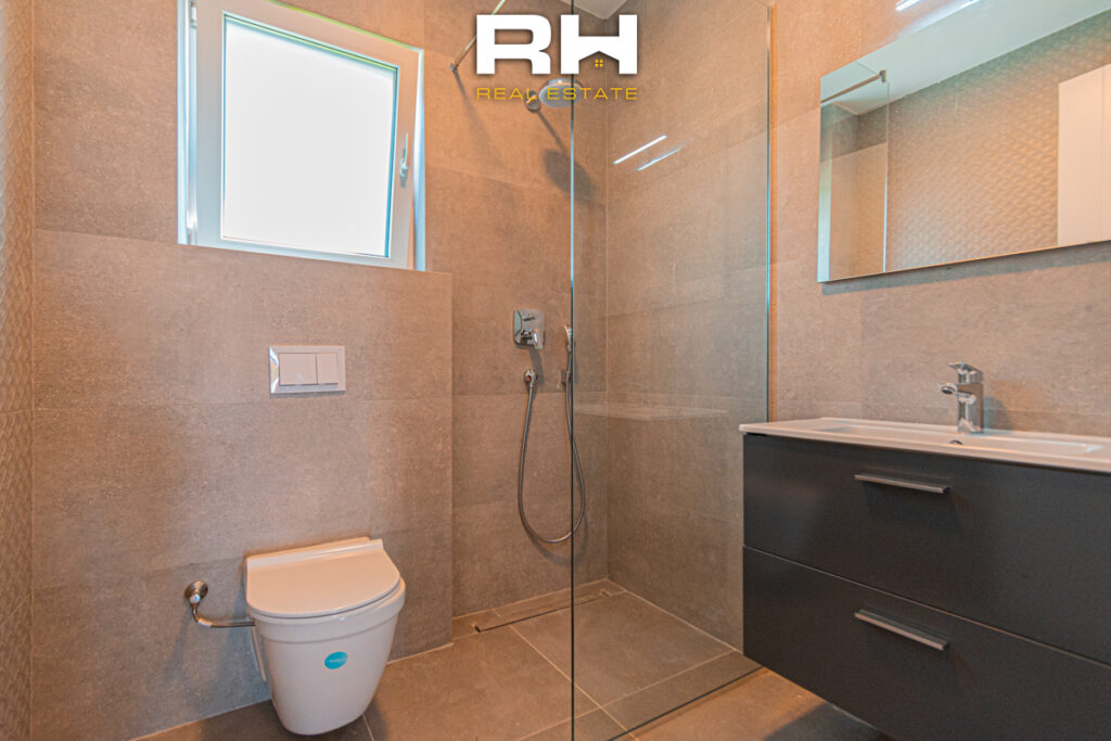 Shtëpi 243m² në SHITJE në lagjen Priam Village